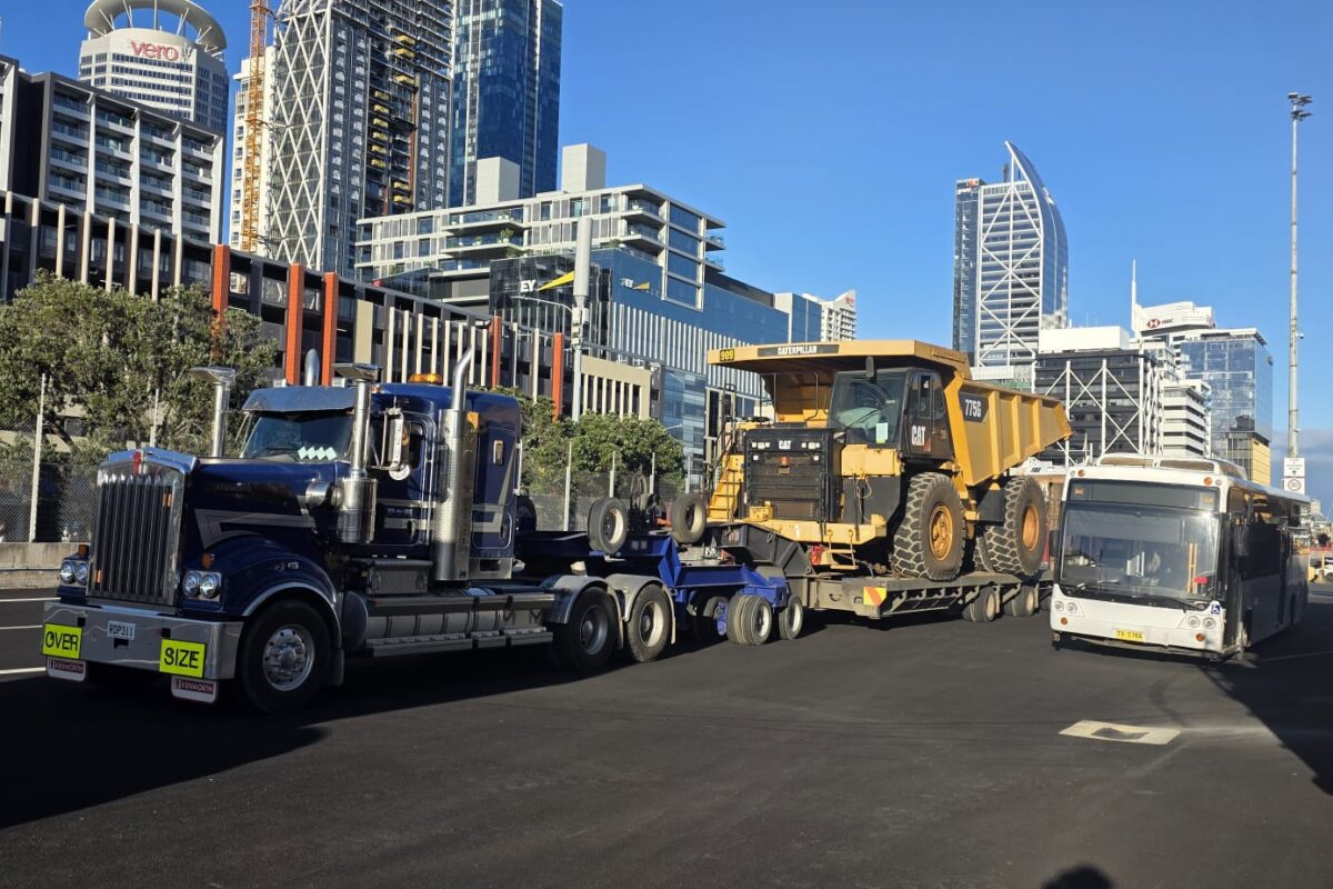 Kenworth & 775G